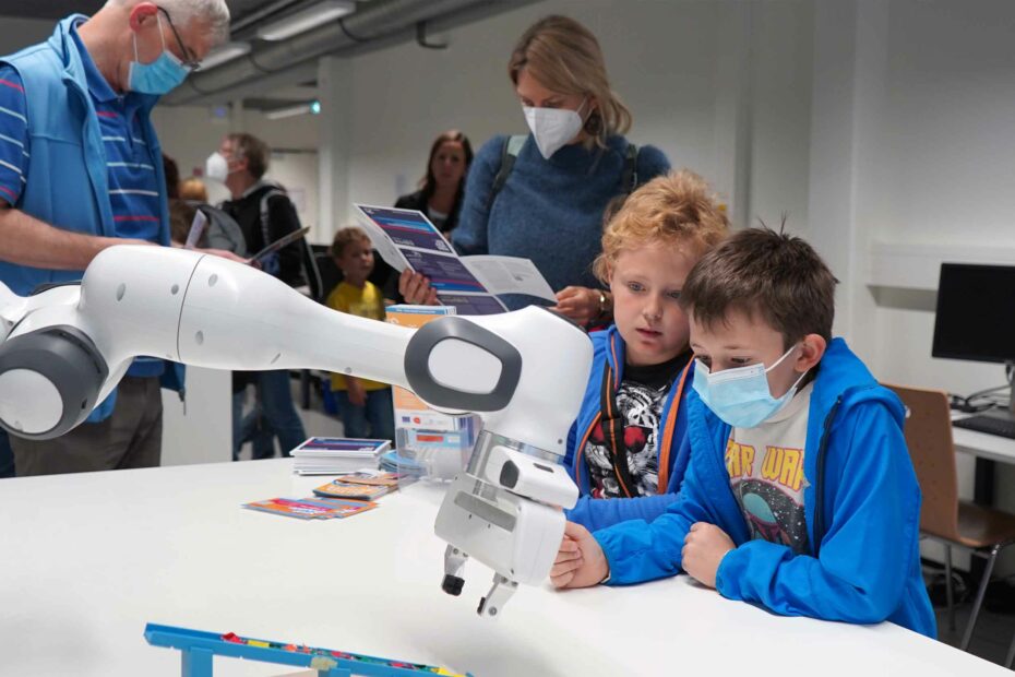 Die Robokind Stiftung trägt den Ansatz eines durchgängigen Ausbildungskonzeptes nach ganz Niedersachsen. Die Stiftung bietet u. a. Workshops und kostenlose Online-Lernformate an. Angebote gibt es auch für Lehrkräfte allgemeinbildender Schulen und Berufsschulen: Sie werden fit gemacht, um eigene Robotikkurse an ­ihren Schulen geben zu können. Den Schülerinnen und Schülern ab der 9. Klasse dienen die Lehrgänge zur Berufsorientierung. Foto: Robokind Stiftung