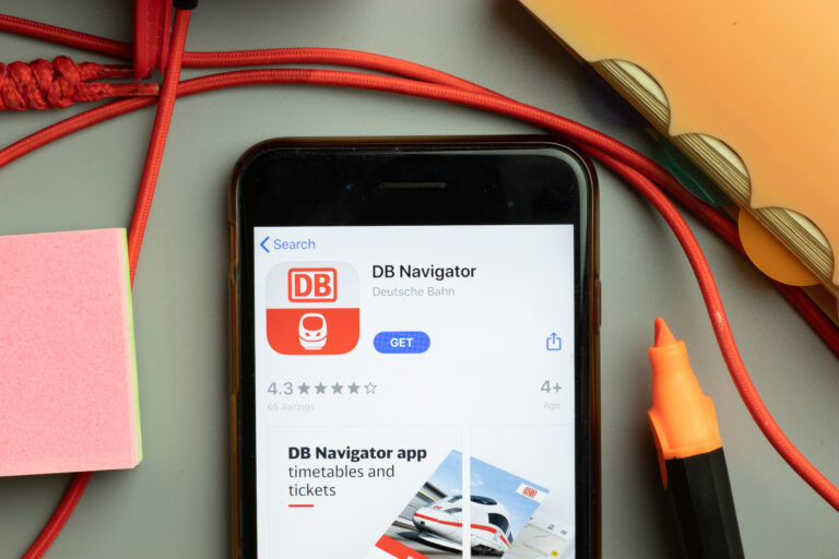 Das Softwareentwicklungsunternehmen HaCon aus Hannover entwickelte die erste computerunterstützte Fahrplanauskunft in Deutschland und ist heute unter anderem das Gehirn hinter der App DB-Navigator. Foto: Postmodern Studio/stockAdobe.com