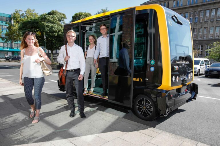 Foto: Continental AG
Menschen verlassen einen E-Bus