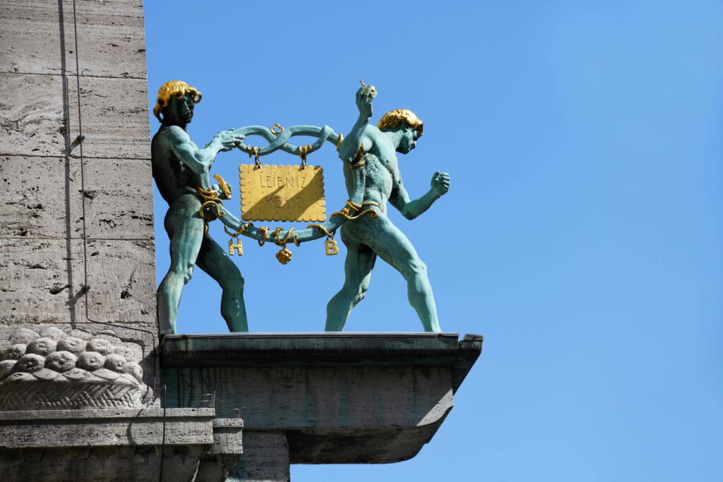 Die Brezelmänner mit dem goldenen Leibniz-Keks sind das Wahrzeichen am Bahlsen-Stammhaus in Hannover. Foto: nmann77/stockAdobe.com