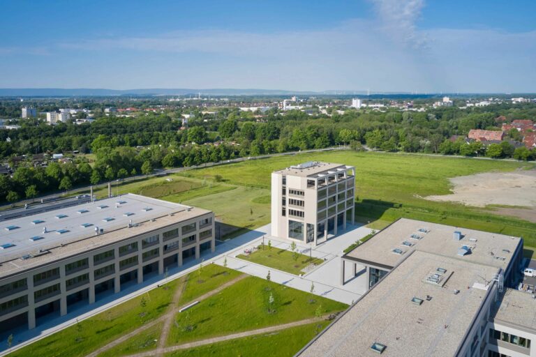 Zentraler Baustein der Wasserstoffstrategie ist der Wasserstoff-­Campus Hannover, der von der Region mit rund 600.000 Euro gefördert wird. Er bündelt die Kompetenzen diverser Institute der Leibniz Universität Hannover (LUH) am Campus Maschinenbau Garbsen. Foto: Olaf Mahlstedt