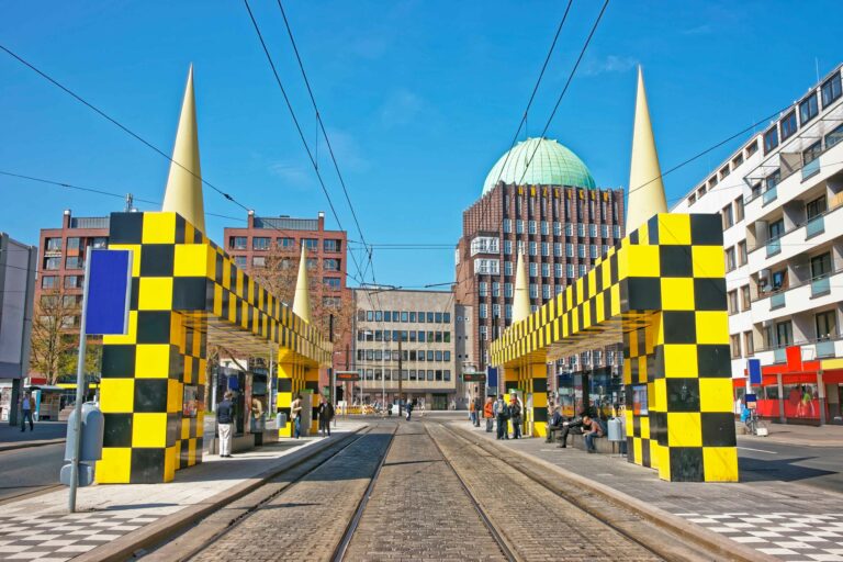 Ehemals in Besitz der Madsack Mediengruppe ist das Anzeiger-Hochhaus mit dem charakteristischen Kuppeldach heute noch eines der Wahrzeichen der Stadt. Foto: Roman Babakin/stockAdobe.co