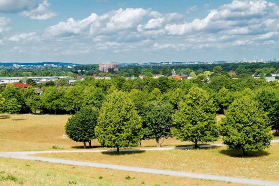 Blick vom Kronsberg auf Hannover Foto: Emil Lazar/stockAdobe.com