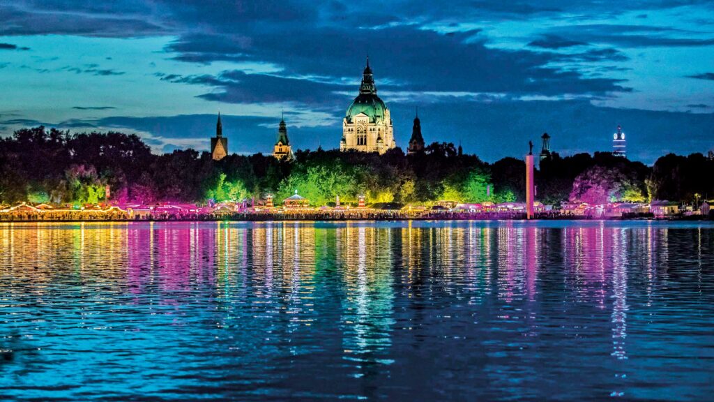 Das Maschseefest ist in den Abendstunden ein farbenfrohes 
Spektakel an den Uferpromenaden. Foto: KEVINMUENKEL